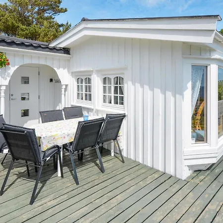 Beach Front In Faervik With House Sea View בית נופש