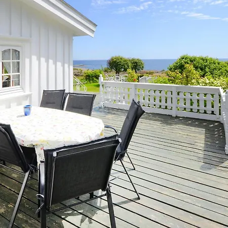 Dom wakacyjny Beach Front In Faervik With House Sea View